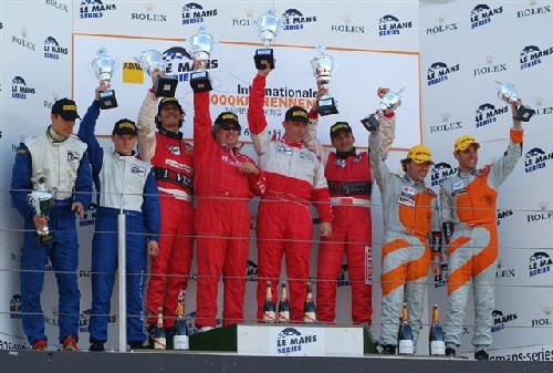 Spyker (rechts) op het podium na de race op de Nürburgring